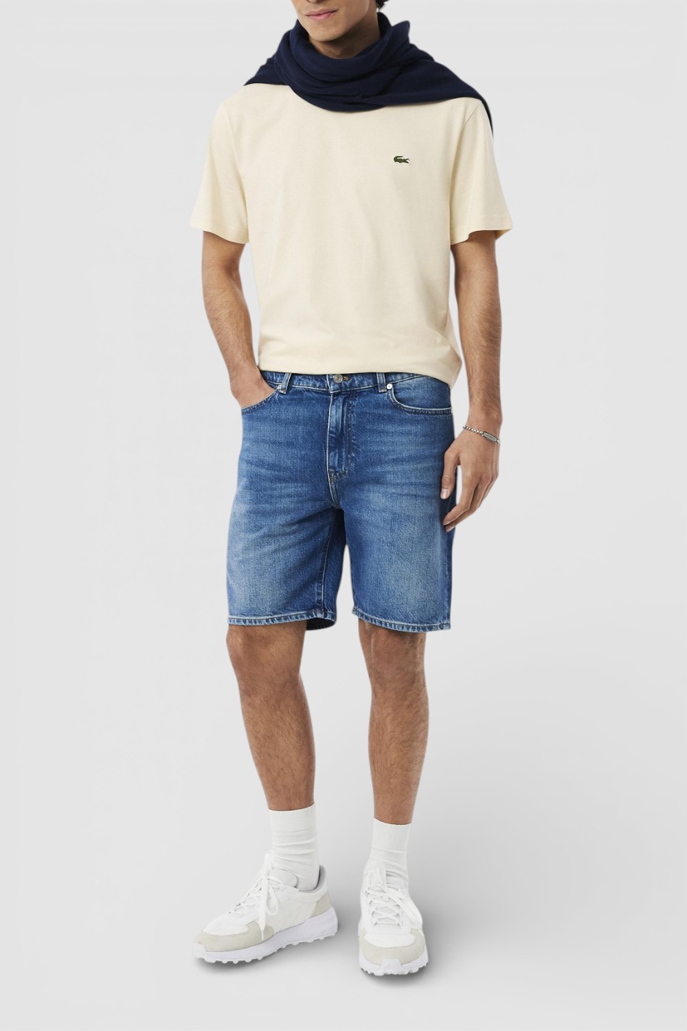 תמונת כל הלוק של חולצת טי בגזרה ישרה